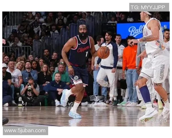 哈登在雷霆与湖人激战中展现超凡球技引发球迷热议 哈登在雷霆与湖人激战中展现超凡球技引发球迷热议